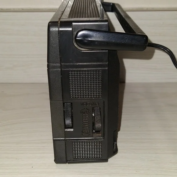 Vintage General Electric GE Portable AM/FM Radio 2-Way Power Model 7-2660D - Picture 3 of 5